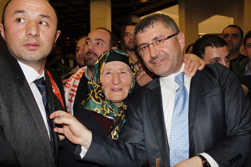 Hilmi Trkmen skdar'da gvde gsterisi yapt