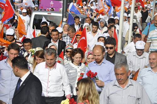 AK Parti skdar le Tekilat'nn organize ettii ''Sevgi Yry'' programna binlerce skdarl katld.