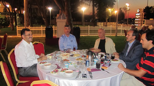 AK Part skdar le Bakanl tarafndan Ramazan ay dolaysyla skdar'da faaliyet gsteren sivil toplum kurulularna 19 Austos 2011 Cuma akam skdar Belediyesi Sosyal Tesisleri bahesinde iftar yemei program gerekletirdi.