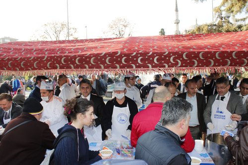 Muharrem aynn onuncu gnne denk gelen Aure Gn mnasebetiyle, skdar Belediyesi tarafndan belediye binas nnde skdarllara aure ikram yapld.