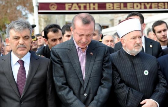Babakan Erdoan, annesini Tenzile Erdoan' ebedi istirahatghna gzyalaryla uurlad.