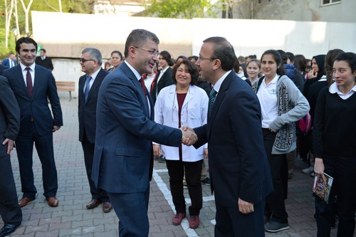 skdar Belediye Bakan Hilmi Trkmen, Valideba Mesleki ve Teknik Anadolu Lisesi'ni ziyaret ederek, yetkililerden okulun eksiklikleri hakknda bilgiler alrken, dier yandan da lise son snf rencilerine yaplan eofman datmna katld..