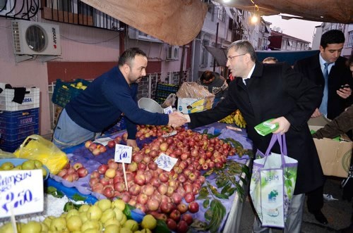 skdar Belediye Bakan Hilmi Trkmen, ilenin semt pazarlarn gezerek esnafn skntlarn dinledi ve al-verie kan vatandalarla sohbet ederek zembil datt.