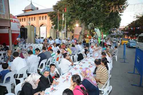 Sokak iftarlar tm hzyla sryor...