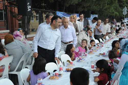 Sokak iftarlar tm hzyla sryor...