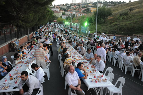 Sokak iftarlar tm hzyla sryor...