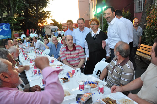 Sokak iftarlar tm hzyla sryor...