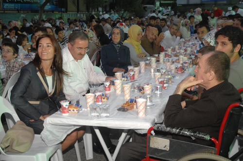 Sokak iftarlar tm hzyla sryor...