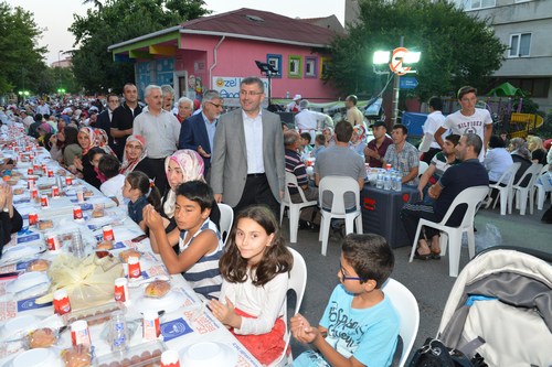 skdar Belediyesi tarafndan dzenlenen sokak iftarlar hzla devam ediyor.