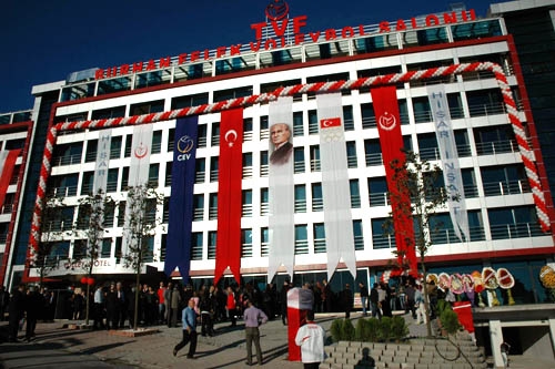 Trkiye Voleybol Federasyonu tarafndan yaptrlan Burhan Felek Voleybol Salonu dzenlenen byk bir trenle hizmete girdi.