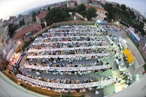 Burhaniye Mahallesi sokak iftar