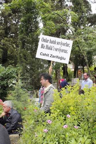 Cahit Zarifolu, vefatnn 27. ylnda skdar'daki kabri banda anld