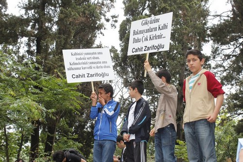 Cahit Zarifolu, vefatnn 27. ylnda skdar'daki kabri banda anld