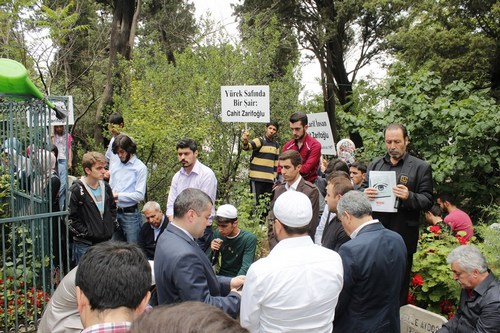 Cahit Zarifolu, vefatnn 27. ylnda skdar'daki kabri banda anld