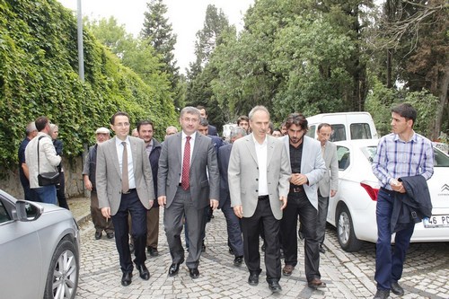 Cahit Zarifolu, vefatnn 27. ylnda skdar'daki kabri banda anld