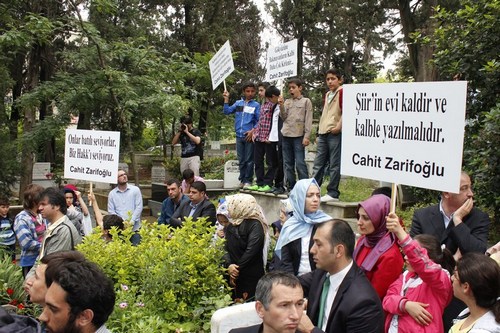 Cahit Zarifolu, vefatnn 27. ylnda skdar'daki kabri banda anld