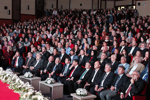 Cami ve nsan Fotoraf Sergisi'nin al programna youn ilgi