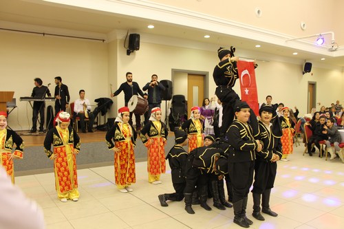 engelky lkokulu Okul Aile Birlii'nin dzenlemi olduu mzik, halk oyunlar ve elence gecesi Kirazltepe Yaam Merkezi'nde gerekletirildi.