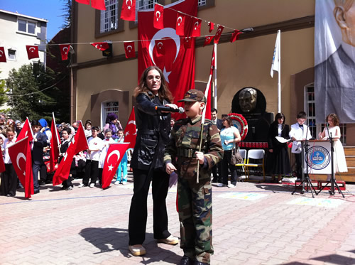 23 Nisan Ulusal Egemenlik ve ocuk Bayram engelky lkretim Okulu rencileri, retmenleri ve Okul Aile Birlii'nin hazrlad muhteem programla okul bahesinde kutland.