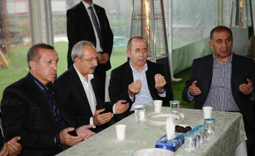 CHP Genel Bakan Kemal Kldarolu, annesi Tenzile Erdoan'n vefat nedeniyle Babakan Tayyip Erdoan'a basal ziyaretinde bulundu.