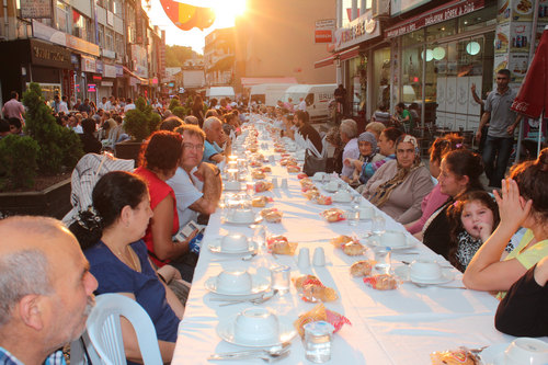 CHP skdar le rgt Ramazan aynn son haftasnda skdar Selamiali Efendi Caddesi zerinde dzenlenen sokak iftarnda yaklak 1500 kiiyi misafir etti.