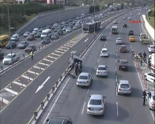 skdar'da lx otomobil metrobs yoluna girdi...