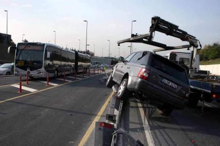 skdar'da lx otomobil metrobs yoluna girdi...