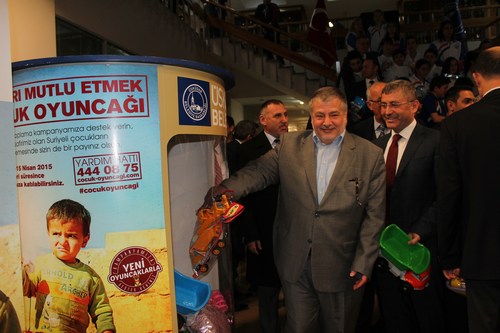 nl futbolcular skdar Belediyesi'nin oyuncak kampanyasna destek verdi