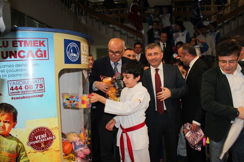 nl futbolcular skdar Belediyesi'nin oyuncak kampanyasna destek verdi