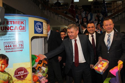 nl futbolcular skdar Belediyesi'nin oyuncak kampanyasna destek verdi