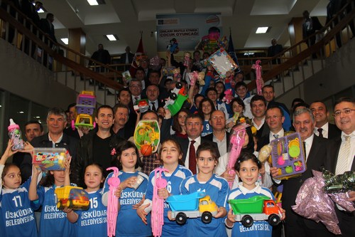 nl futbolcular skdar Belediyesi'nin oyuncak kampanyasna destek verdi