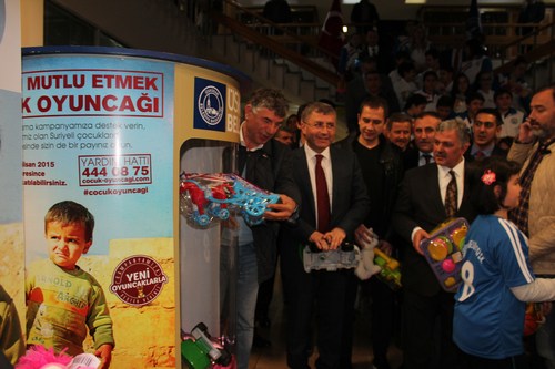 nl futbolcular skdar Belediyesi'nin oyuncak kampanyasna destek verdi