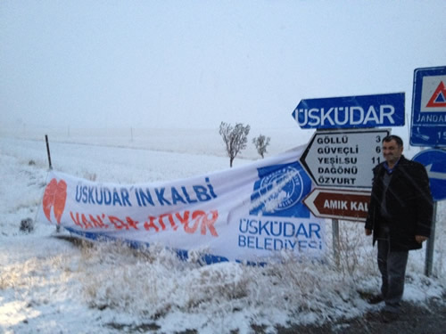 skdar Belediye Bakan Mustafa Kara Hac'dan geldii sabah ilk uakla gittii Van'a gitti.