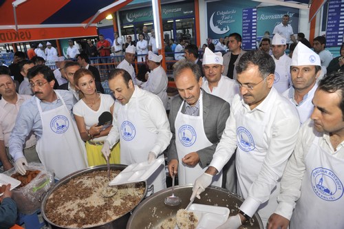 Avrupa Birlii Bakan ve Bamzakereci Egemen Ba, Ramazan'n ilk iftarn skdar'da karlad.