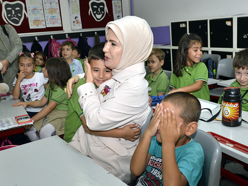 Emine Erdoan, Zeynep Kamil lkokulu'nu ziyaret etti