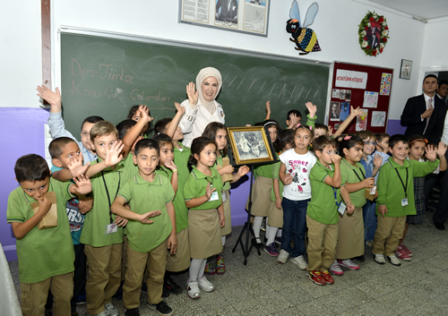 Emine Erdoan, Zeynep Kamil lkokulu'nu ziyaret etti