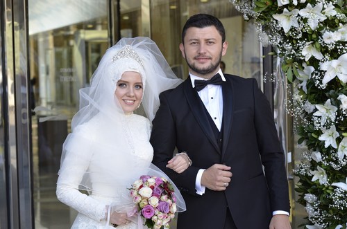 Üsküdar Belediye Başkanı Hilmi Türkmen'in oğlu Yusuf Türkmen, Esra Savrum ile evlendi.