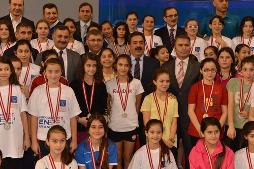 'Toplumda Sporu Tabana Yayma ve Gelitirme Projesi' kapsamnda skdar'da dzenlenen 'skdar Enlerini Aryor' atletizm ligi yarmasnn final msabakalar yapld