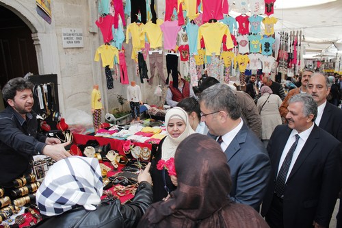 Hilmi Trkmen, skdar Cuma Pazar'nda esnaf ve vatandalar ziyaret etti