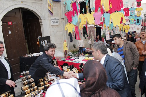 Hilmi Trkmen, skdar Cuma Pazar'nda esnaf ve vatandalar ziyaret etti