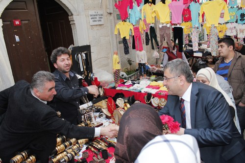 Hilmi Trkmen, skdar Cuma Pazar'nda esnaf ve vatandalar ziyaret etti