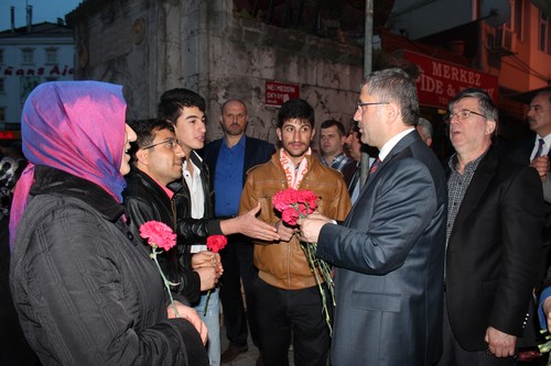 Hilmi Trkmen, skdar Cuma Pazar'nda esnaf ve vatandalar ziyaret etti