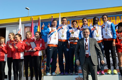 Bakan Trkmen, skdar Belediyesi Bayan Kros Takm sporcularn dllendirdi