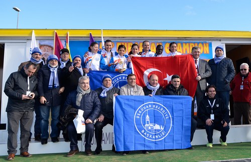 Bakan Trkmen, skdar Belediyesi Bayan Kros Takm sporcularn dllendirdi