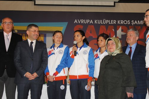Bakan Trkmen, skdar Belediyesi Bayan Kros Takm sporcularn dllendirdi