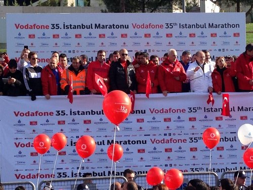 Trkiye'de dzenlenen en nemli spor organizasyonlarndan olan 35. Vodafone stanbul Maratonu'nun start 09.00'da Boazii Kprs'nn skdar ayaklar giriinden verildi.