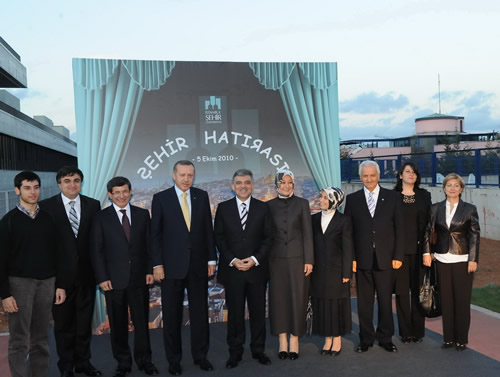 stanbul Bilim Sanat Vakf tarafndan skdar Altunizade de yaptrlan stanbul ehir niversitesi akademik dneme merhaba dedi.