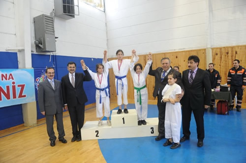 skdar Belediyesi tarafndan 23 Nisan ocuk enlikleri kapsamnda 18-24 Nisan 2011 tarihleri arasnda bu yl 4. dzenlenen spor oyunlar 19 Nisan tarihinde skdar'n eitli spor salonlar ve Atletizm pistinde gerekletirildi.