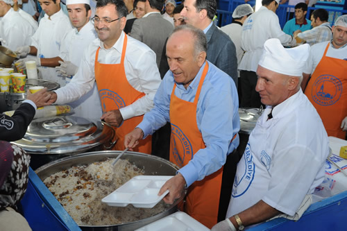 stanbul'un Ramazan Bakenti skdar'da Ramazan aynn bayram arifesi ncesi son iftar Bykehir Belediye Bakan Kadir Topba tarafndan yapld.