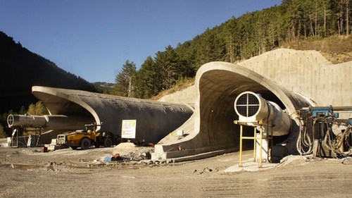 Ankara-Kastamonu arasndaki mesafeyi 1,5 saat ksaltacak olan Bitml scak karm kaplamal blnm yolun ve Ilgaz Tneli'nin yapm tm hzyla sryor. 